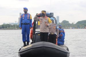 Seru, Polres Kep Seribu Gelar Upacara Kenaikan Pangkat di Laut Ancol