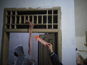 Pria Lansia Ditemukan Tergantung di Pintu Kamar, Ini Kata Polisi