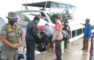 Bersama Instansi Terkait, Polsek Kep.Seribu Utara Awasi Semua Dermaga Pelabuhan