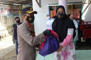 Cuaca Ekstrim, Kapolres Kep Seribu Terjang Ombak Demi Beri Bantuan Ke Warga Pulau Terpapar Covid-19