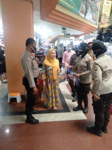 Hari Pertama PPKM, Polsek Pademangan Bagikan Masker di Tempat Perbelanjaan