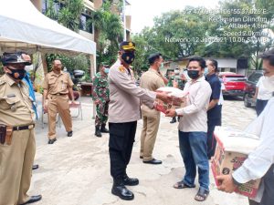 Kapolsek Cilincing Bagikan Paket Sembako dan Masker Untuk Warga Sekitar
