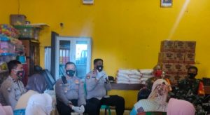 Kapolsek Cilincing Bagikan Paket Sembako Ke Warga Kalibaru