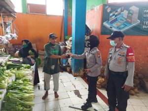 Polsek Pademangan Bagikan Masker di Tempat Perbelanjaan