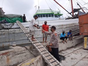 Polsek Kawasan Sunda Kelapa Bagi 100 Masker Ke Pekerja Area Pelabuhan