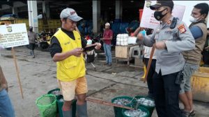 Polsek Kawasan Muara Baru Bagikan 250 Masker Gratis di Pasar Ikan Modern