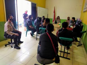 Kunjungi Kampung Tangguh Jaya RW 11, Wakapolsek Pademangan Minta Warga Patuhi Prokes