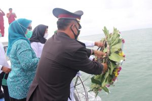 Polres Kep Seribu Gelar Doa dan Tabur Bunga Di Perairan Pulau Lancang