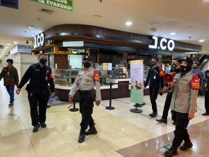 Polsek Pademangan Bagikan Masker dan Himbauan Prokes di Tempat Perbelanjaan