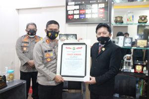 Kapolres Kep Seribu Terima Trust Award dari Lemkapi