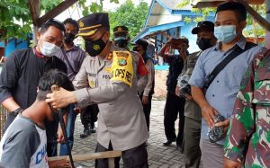Jakarta Bermasker, Kapolres Kep Seribu Bagikan Masker Bagi Warga dan Wisatawan