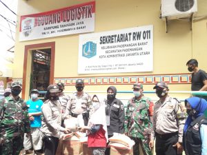 Polsek Pademangan Bersama TNI Berikan Sembako Ke Kampung Tangguh Jaya