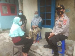 Kapolsek Kawasan Sunda Kelapa Beri Bantuan Handphone Anak Yatim untuk Belajar Daring