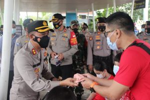 “Jakarta Bermasker”, Kapolres Kep Seribu Pimpin Langsung Pembagian Masker Gratis