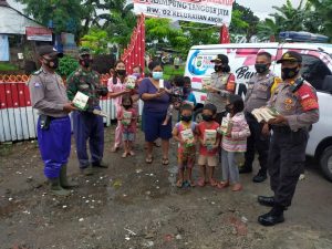 Peduli Anak-Anak Di Masa Pandemi, Polsek Pademangan Bagikan Susu Gratis