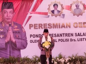 Resmikan Ponpes Salafiyah Tajul Falah Lebak, Kapolri Dikalungi Sorban