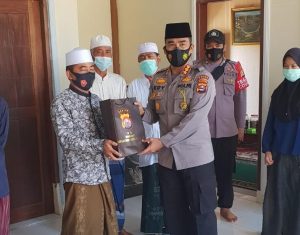 Jelang Ramadhan, Polda Banten Bagikan Ribuan Perlengkapan Shalat