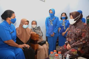 Menteri Sosial Dampingi Menko PMK Kunjungi  Keluarga Korban KRI Nanggala 402