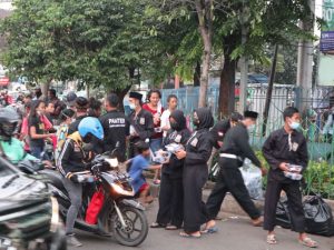 PSHT Ranting Pasar Minggu Bagikan Ratusan Bungkus Takjil Gratis