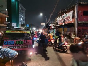 Ratusan PKL Kembali Ke Jalan. Petugas Satpol PP Pasar Minggu Seolah Enggan Tertibkan