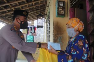 Polda Banten Salurkan Paket Sembako, Ke Warga Terdampak PPKM