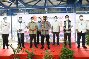 Tinjau Vaksinasi Buruh, Kapolri Minta Buruh Terus Kawal Program Pemerintah