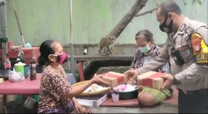 Bhabinkamtibmas Polsek Pademangan Bagikan Nasi Untuk Warga Yang Selesai Isoman