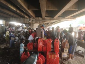 Polsek Pademangan dan Relawan Makan Gratis Bagikan Ratusan Nasi Kotak