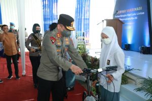 Peringati Hari Lalu Lintas, Kapolda Sumbar Pantau Vaksinasi di SMA Negeri 8 Padang