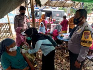 Secara Door To Door, Polsek Tambelang Gelar Vaksinasi Sinovac Dosis ke 1-2 kepada Masyarakat