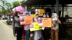 Puluhan Ibu Ibu yang Tertipu Arisan Bodong Online, Gruduk Rumah Ketua Arisan di Sukabudi