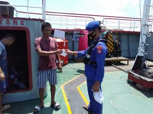 Ditpolairud Polda Banten Gelar Patroli Dialogis dan Bagikan Masker di Perairan Merak
