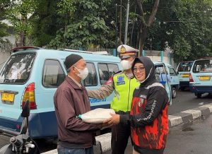 Berbagi Sembako Dampak Kenaikan Harga BBM, Tukang Ojek Apresiasi Kepedulian Ditlantas Polda Metro Jaya
