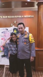 Razqa Nayla Perempuan 17 Tahun Bikin Kapolri Menangis