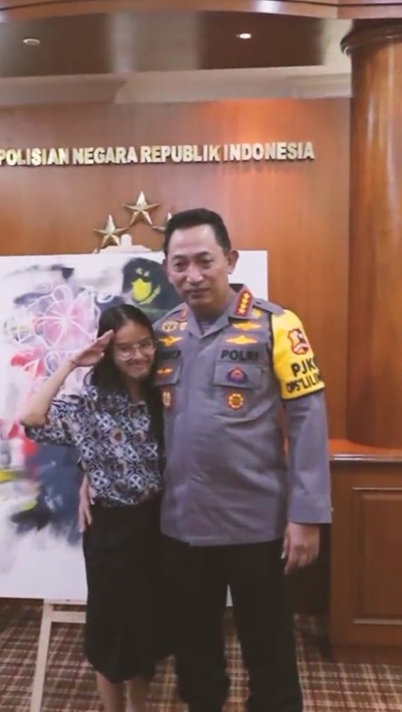 Razqa Nayla Perempuan 17 Tahun Bikin Kapolri Menangis