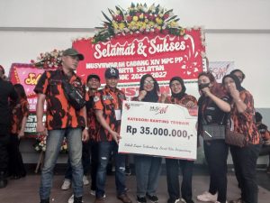 Ketua MPC PP Jakarta Selatan Serahkan Hadiah Pimpinan Anak Ranting Terbaik Se-Jakarta Selatan