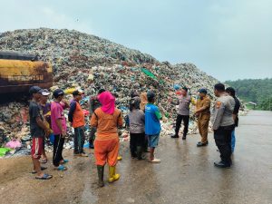 Cooling System Pilkada Damai 2024 Kapolsek Rumbai Tinjau Warga Di Seputaran TPA