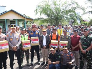 Kapolda Didampingi Kapolres Barsel Tinjau Lokasi Banjir serta Bagikan Sembako