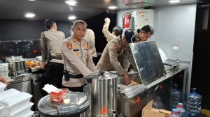 Polda Metro Jaya Dirikan Dapur Umum di Lokasi Pengungsian Kebakaran Kapuk Muara
