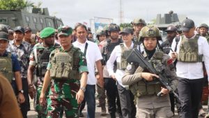 Potret Polwan Cantik Kawal Kunjungan 2 Menteri di Daerah Rawan Konflik Nduga Papua