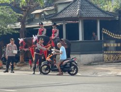 PASUKAN BERKUDA POLRI GELAR PATROLI JUMAT BERKAH DI DEPOK.