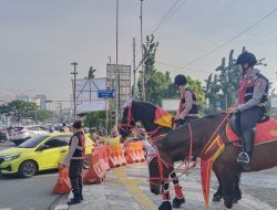 Polisi Berkuda Turangga Korsabhara Baharkam Polri, Atur Lalin dan Patroli Humanis di Margonda Depok.