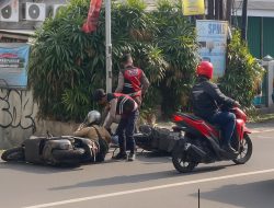 Respon Cepat Tolong Korban Laka Lantas, Personil Korsabhara Polri di Depok.