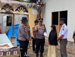 Polres Payakumbuh Bantu Warga Piobang Korban Kebakaran Rumah.