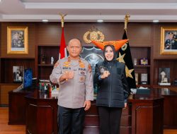 Kapolda Sumbar Apresiasi Kinerja Rezka Oktoberia, dan Berikan Penghargaan Sebagai Sahabat Kapolda Sumbar