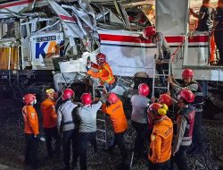 Tanggap!! Ditsamapta Korsabhara Baharkam Polri Gerak Cepat Tangani Kecelakaan Kereta Api di Stasiun Bekasi Timur.